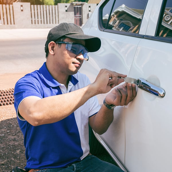 la cerrajería de autos utiliza técnicas y herramientas especializadas para garantizar un trabajo de alta calidad